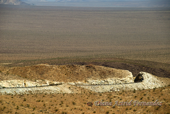 USA-roadway-through-Mojave-Desert-California